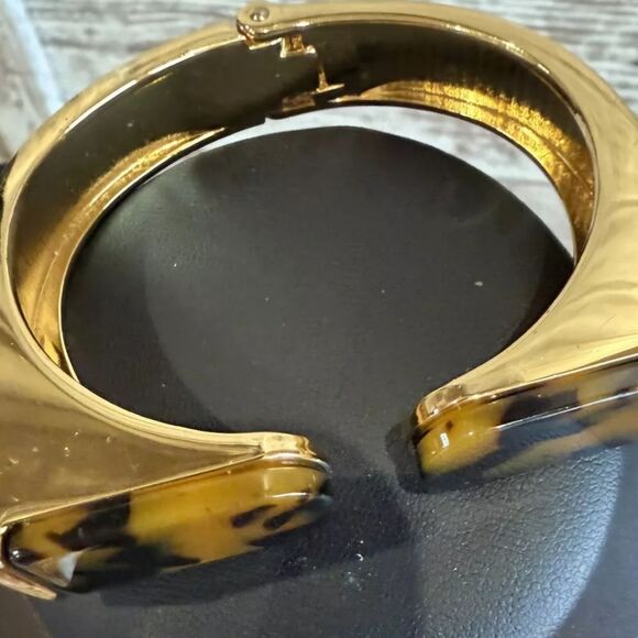 CABI Faux Tortise Shell G Inside diameter from side to side is 2 1/4" NWOT - Picture 2 of 6